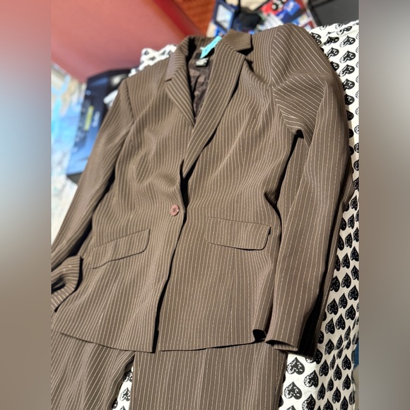 Studio Brown Pinstripe Women's Pantsuit size 8 in excellent condition - Picture 6 of 17